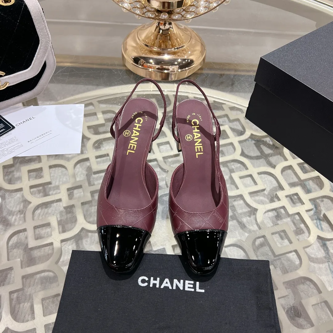 👟👟Ex-factory price 540👟👟 CHANEL Xiangjia 24vs spring and summer new fashion sandals series... Chanel is a very comprehensive noble fashion lifestyle brand. The same models are sold by major fashion bloggers and celebrities in Hong Kong, the United States, and other countries. They are simply beautiful. I fall in love with elegance and the playful sense of the future. I want to own them right away just by looking at them. But you can really think about a pair of exquisite high heels. This series is specially designed for extraordinary and indifferent ladies to create a unique overall effect. CHANEL designs products that inspire women to move forward and highlight their charm... 1️⃣Material: Original customized patent leather + imported sheepskin 2️⃣Inner lining: Original customized imported sheepskin 3️⃣Feet: Original customized imported sheepskin 4️⃣Outsole: Genuine leather sole imported from Italy 5️⃣Heel height: 2.5cm/6.5cm/9cm 6️⃣Number: 34-43 (34.40.41.42.43 customization is not returnable) 7️⃣Packaging: The latest and exquisite full set of packaging at the counter